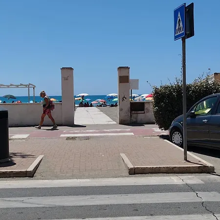Apartamento Emam Al Centro 150mt Dal Mare E La Metro A2 Passi